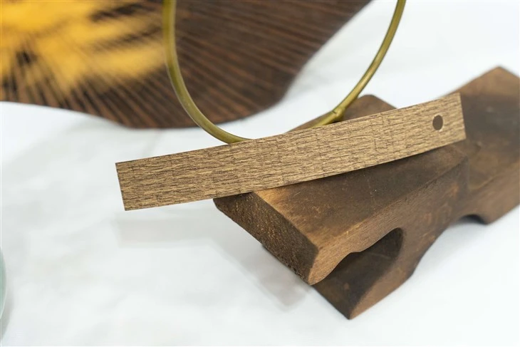 Bande de chant en PVC à grain de bois noir et jaune
